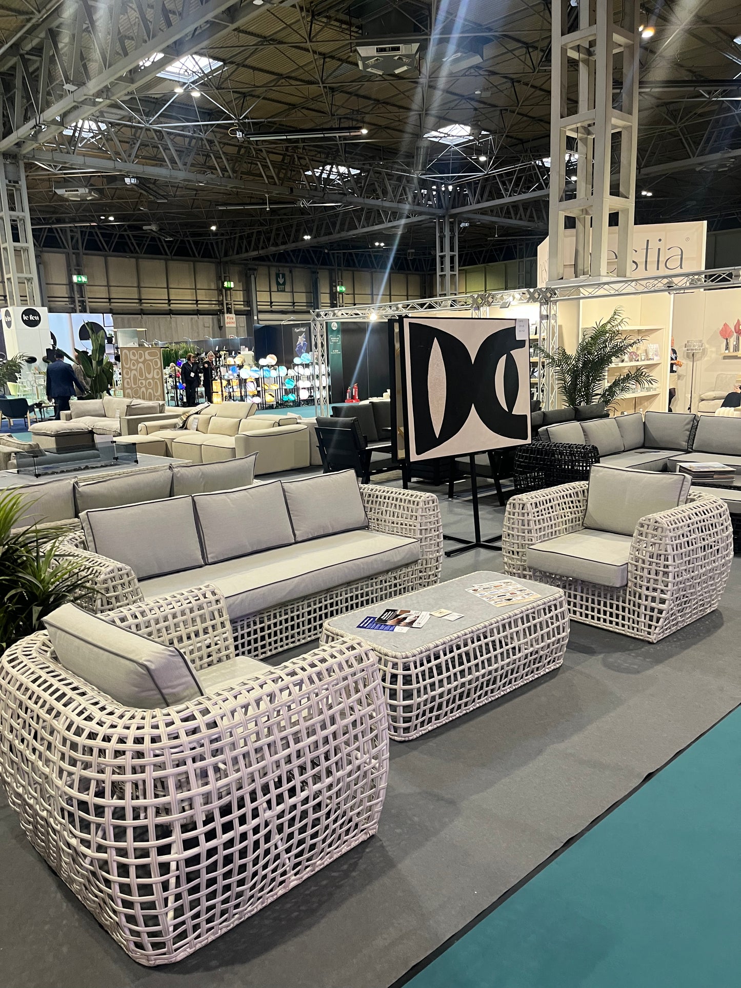 Hanley Rattan 10 Seater Extra Large Lounging Corner Sofa + Coffee Table