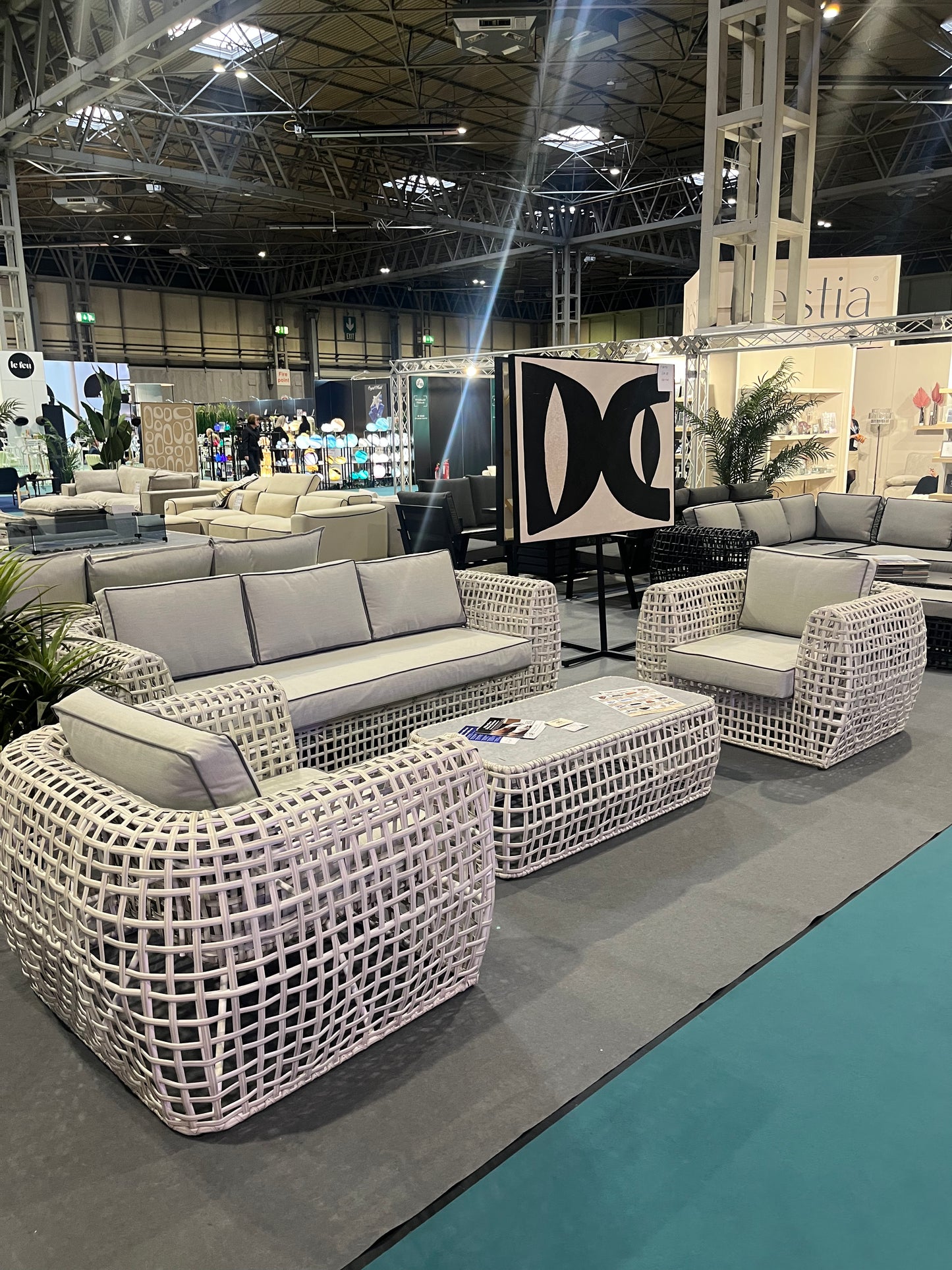 Hanley Rattan 10 Seater Extra Large Lounging Corner Sofa + Coffee Table