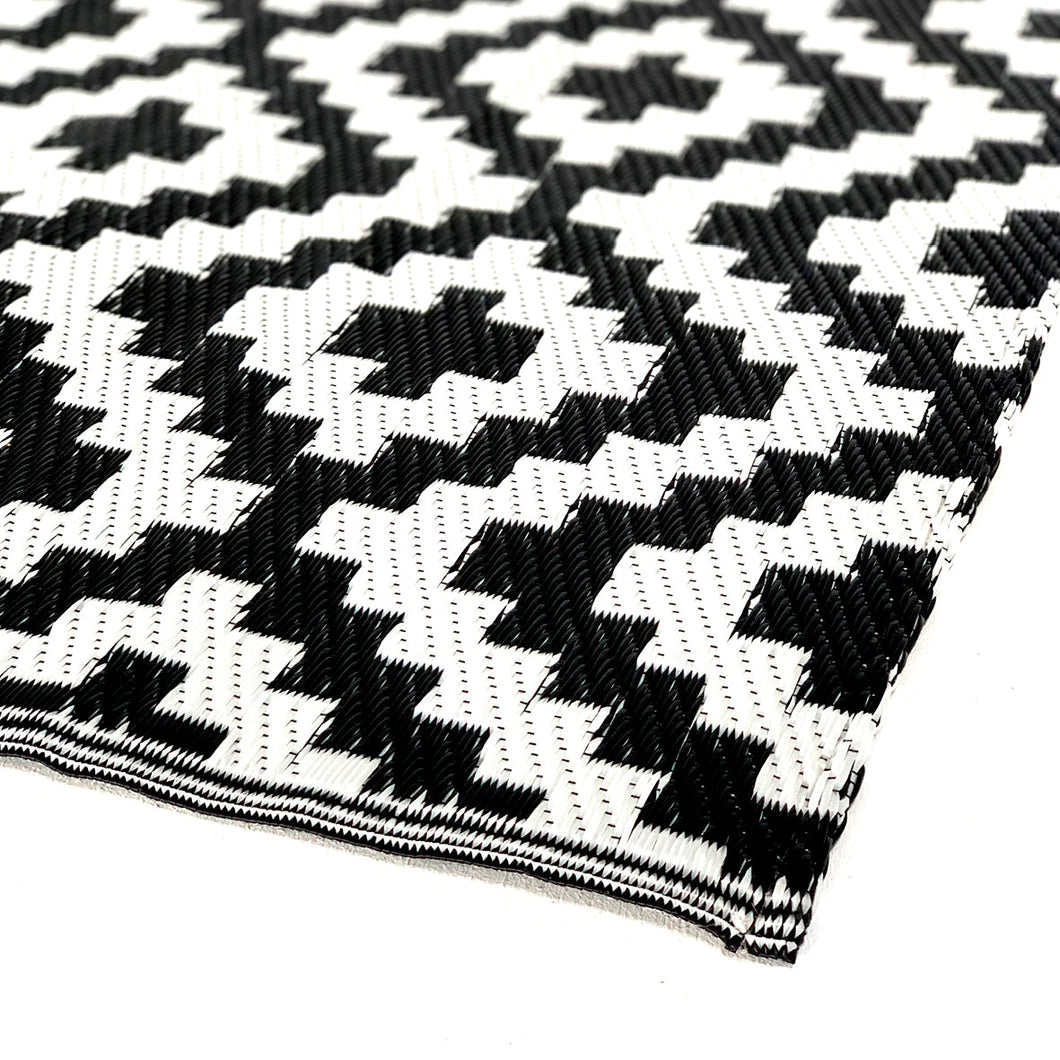 Geometric Indoor & Outdoor Rug in Black & White