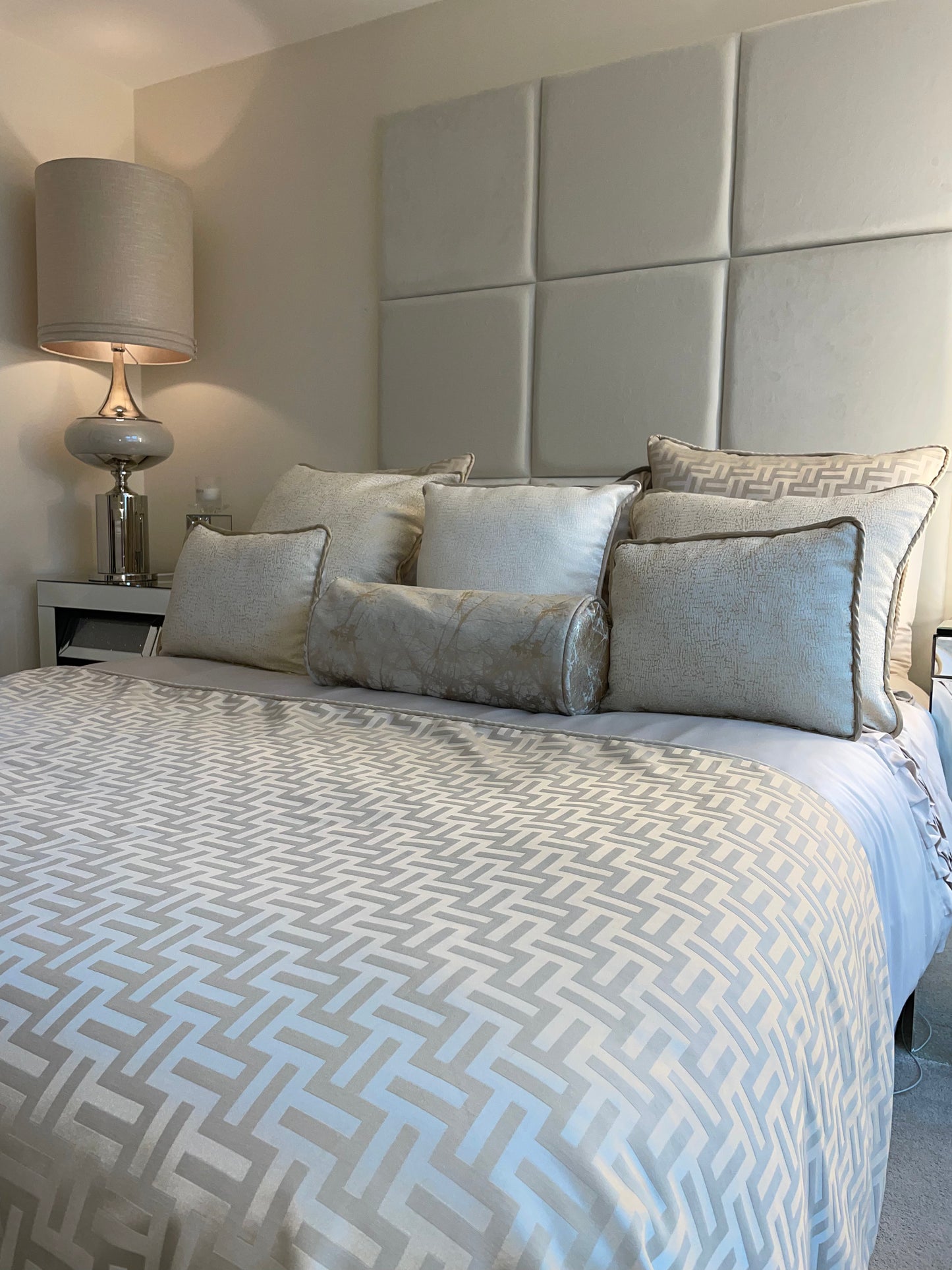 FF Reversible Throw in Beige and White