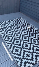 Load image into Gallery viewer, Geometric Indoor &amp; Outdoor Rug in Black &amp; White